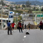 Comunidades indígenas en desacuerdo al diálogo establecido entre el gobierno y dirigentes, mantienen la paralización en Imbabura